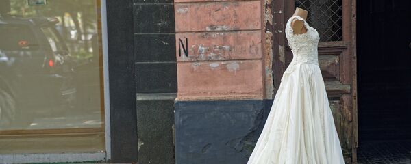 საქორწილო კაბა მანეკენზე ქუჩაში - Sputnik საქართველო
