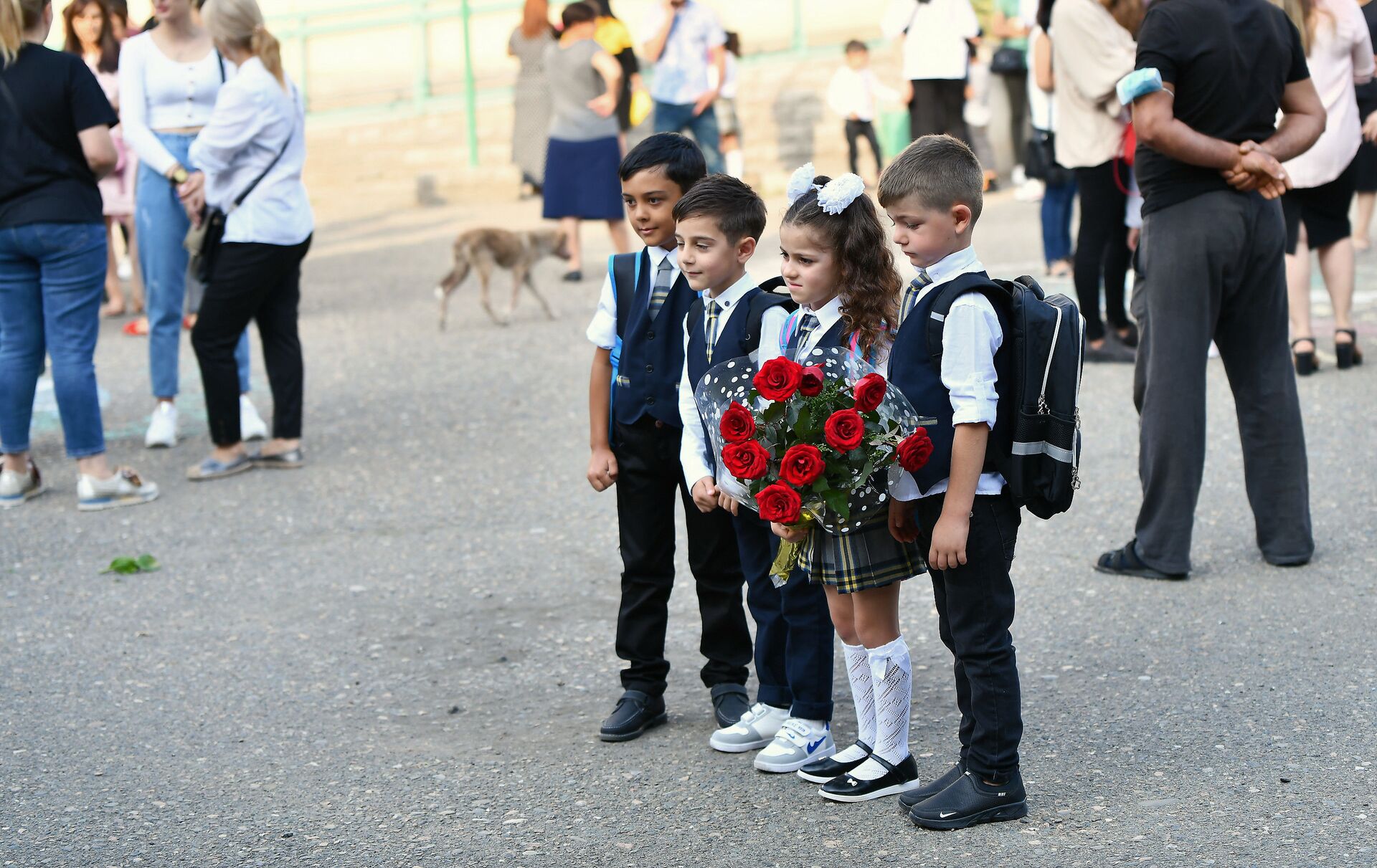 Ученики первого класса перед школой в Гардабани в день начала занятий - Sputnik საქართველო, 1920, 04.05.2023