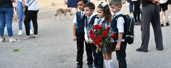 Ученики первого класса перед школой в Гардабани в день начала занятий - Sputnik Грузия