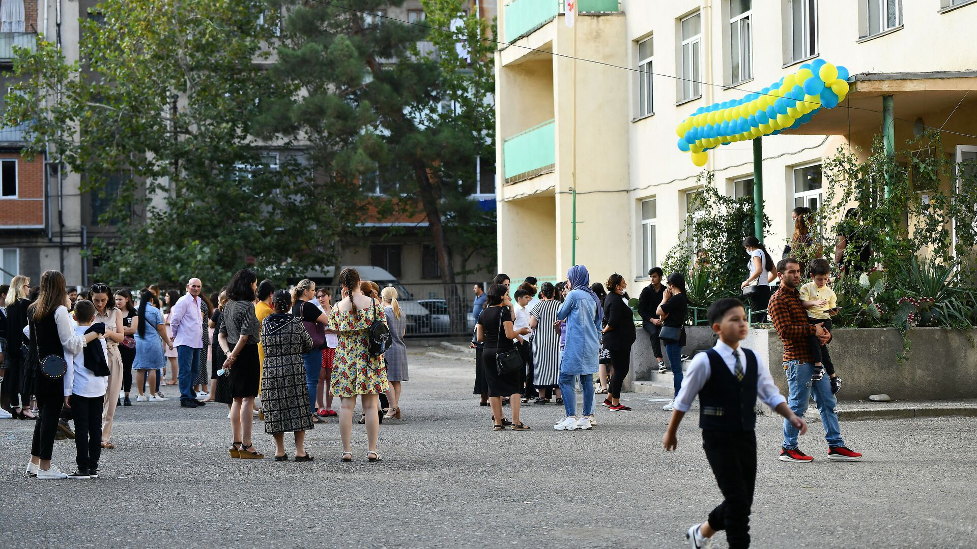 Учителя, родители и ученики у школы в Гардабани в день начала занятий - Sputnik Грузия, 1920, 25.05.2023