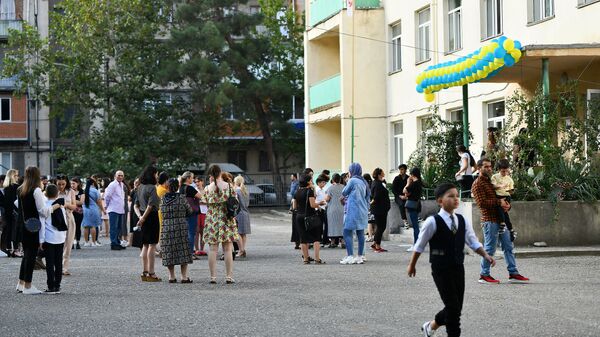 Учителя, родители и ученики у школы в Гардабани в день начала занятий - Sputnik Грузия