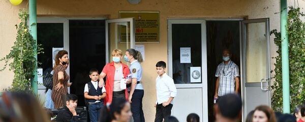 Учителя и ученики у школы в Гардабани Учителя и ученики у школы в Гардабани - Sputnik Грузия