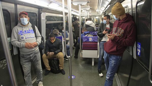 Пассажиры в масках в метро в Париже, Франция. Пандемия коронавируса COVID 19 - Sputnik Грузия