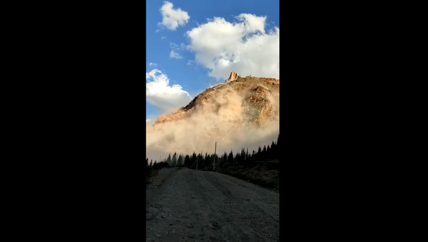 Обрушение горы в Кыргызстане попало на видео - Sputnik Грузия