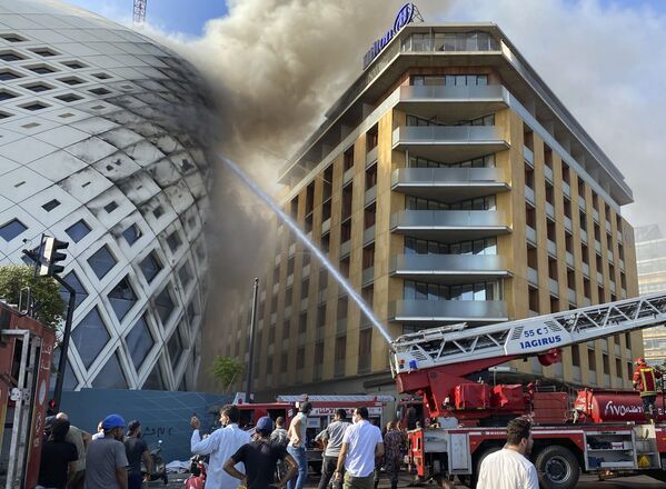 Это уже второй за месяц сильный пожар в ливанской столице близ порта - Sputnik Грузия