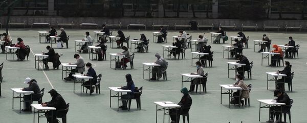 Абитуриенты сдают экзамены в Сеуле, Южная Корея, соблюдая дистанцию во время пандемии COVID 19 - Sputnik Грузия