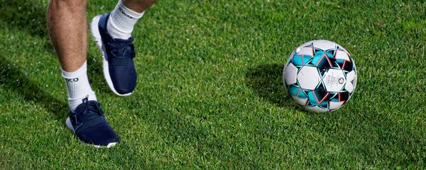 Футбол. Футболист и футбольный мяч - Sputnik Грузия