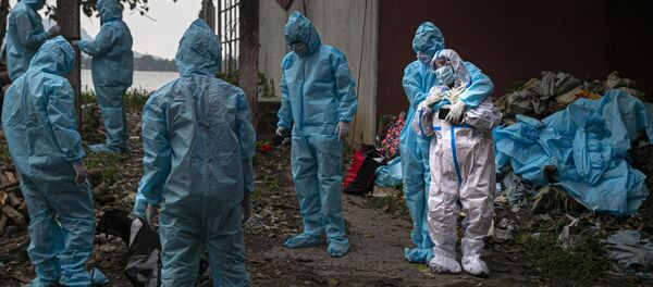 Медики в защитной одежде убирают тела погибших от коронавируса в Индии - Sputnik Грузия