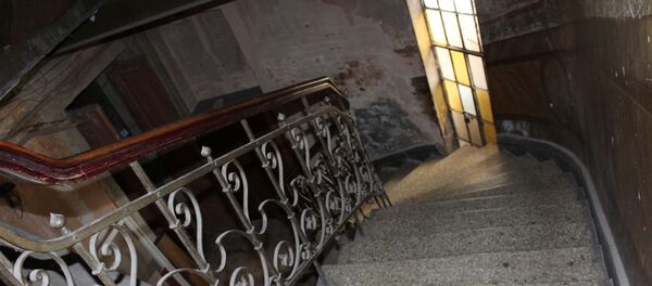 Справа окно, выходящее во внутренний двор - Sputnik Грузия