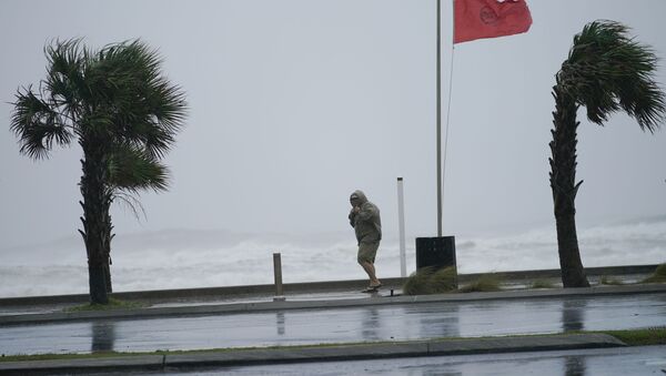 Мужчина во время урагана Салли в США  - Sputnik Грузия