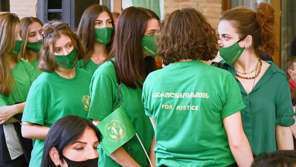 Люди в масках на предвыборной встрече во время пандемии коронавируса  - Sputnik Грузия