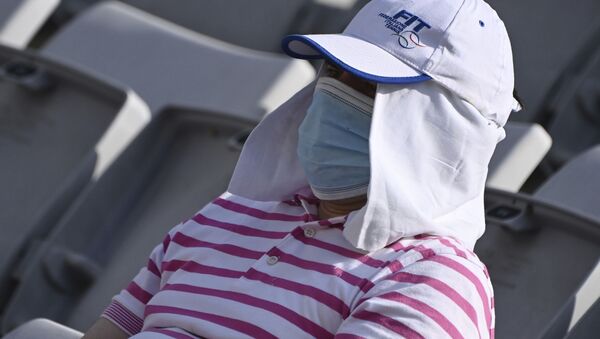 Человек в защитной маске на теннисном турнире Italian Open во время пандемии коронавируса COVID 19 - Sputnik Грузия