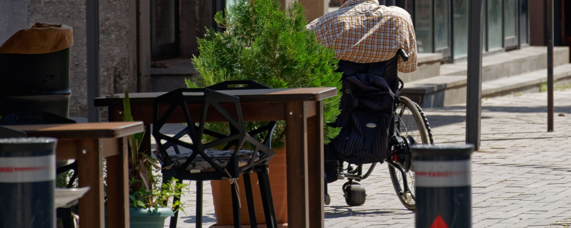 Мужчина с ОВЗ в инвалидном кресле - Sputnik Грузия, 1920, 01.06.2021