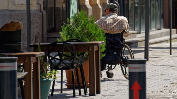 Мужчина с ОВЗ в инвалидном кресле - Sputnik Грузия