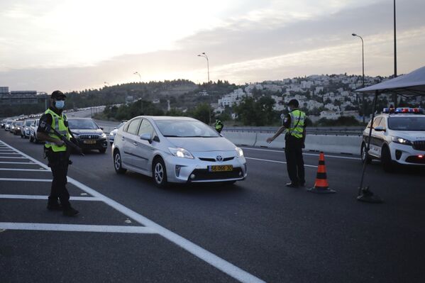 За соблюдением ограничений в Израиле следит полиция. На фото - блокпост на въезде в Иерусалим - Sputnik Грузия