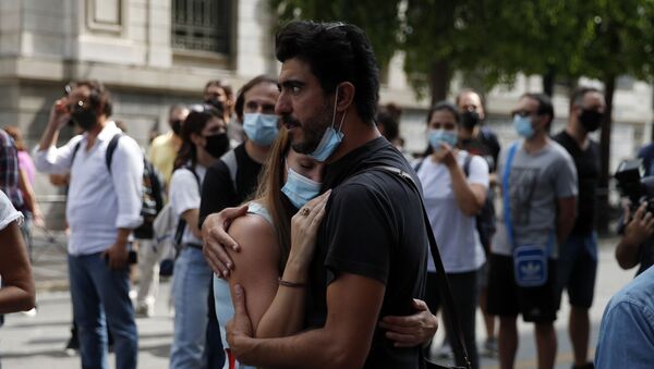 Девушка и ее бойфренд в масках слушают уличных артистов в Афинах, Греция, во время пандемии коронавируса COVID 19 - Sputnik Грузия
