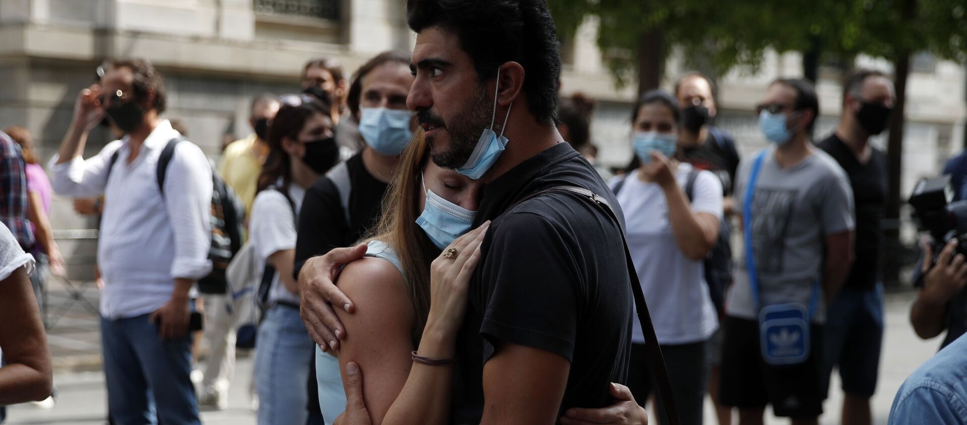 Девушка и ее бойфренд в масках слушают уличных артистов в Афинах, Греция, во время пандемии коронавируса COVID 19 - Sputnik Грузия, 1920, 26.06.2021