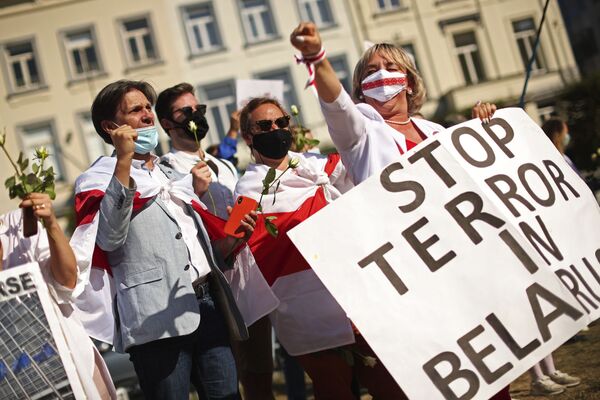 Тем временем в Брюсселе прошла акция в поддержку белорусской оппозиции. Участники были в масках, но дистанцию не соблюдали - Sputnik Грузия