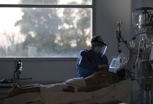 Однако коронавирус никуда не делся. Так врачи оказывают помощь тяжелым пациентам в больнице в Буэнос-Айресе, Аргентина - Sputnik Грузия