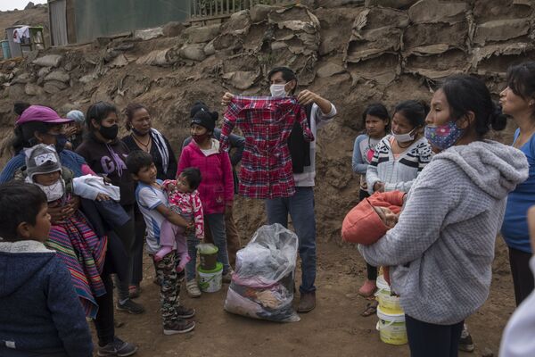 Там же в Лиме, Перу, идут акции по оказанию помощи неимущим. Положение жителей ухудшилось после начала пандемии - Sputnik Грузия