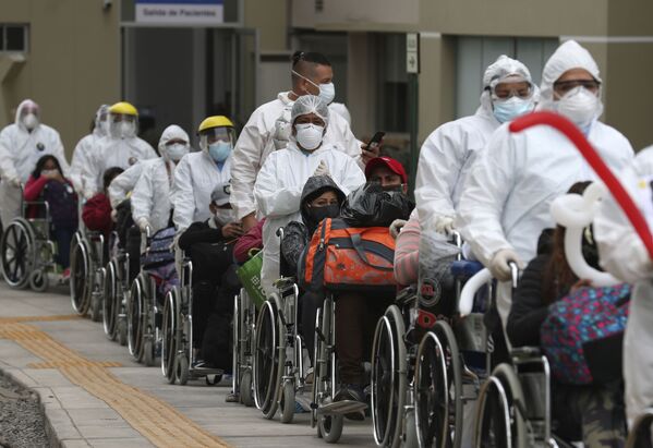 Медики вывозят группу из 80 пациентов, которые проходили лечение от COVID-19 на территории бывшей Олимпийской деревни для спортсменов в Лиме, Перу. Спортивный объект сегодня превращен во временный госпиталь - Sputnik Грузия