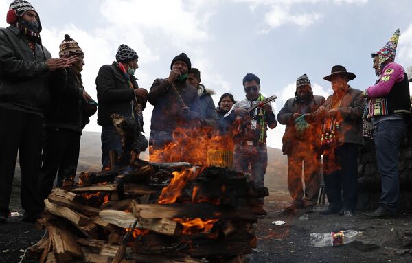 Тем временем в Боливии группа жителей совершила ритуал Пачамама по принесению даров Матери-Земле на фоне пандемии коронавируса - Sputnik Грузия