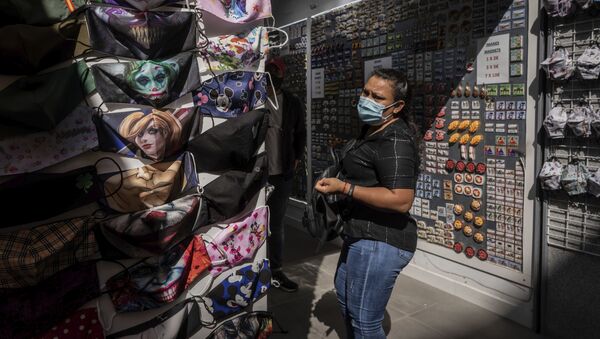 Пандемия коронавируса COVID-19. В Мадриде, Испания, продаются маски с самыми разными яркими рисунками - Sputnik Грузия