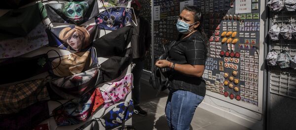 Пандемия коронавируса COVID-19. В Мадриде, Испания, продаются маски с самыми разными яркими рисунками - Sputnik Грузия