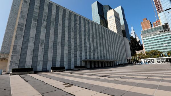 Здание ООН в Нью-Йорке. Территория опустела во время пандемии коронавируса - Sputnik Грузия