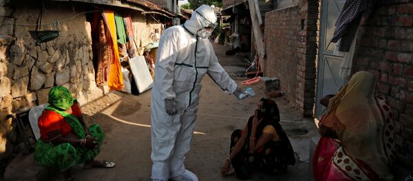 Пандемия коронавируса COVID-19. Медицинские работники в защитной одежде проводят термоскрининг жителей бедных районов Индии - Sputnik Грузия