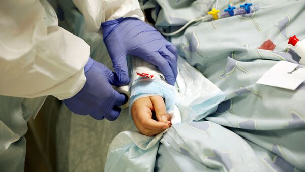 Пандемия коронавируса COVID-19. Медицинские работники ставят капельницу пациентам с коронавирусом в Тель-Авиве, Израиль - Sputnik Грузия