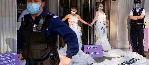 Пандемия коронавируса COVID-19. В Лондоне общественные активисты проводят акцию протеста у всемирно известного издательства Conde Nast - Sputnik Грузия