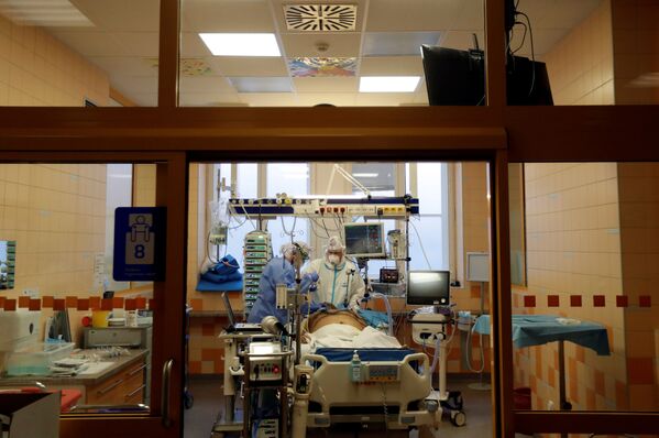 Тем временем в отделении реанимации в одной из больниц Праги, Чехия, врачи борются за жизнь одного из пациентов с COVID-19 - Sputnik Грузия
