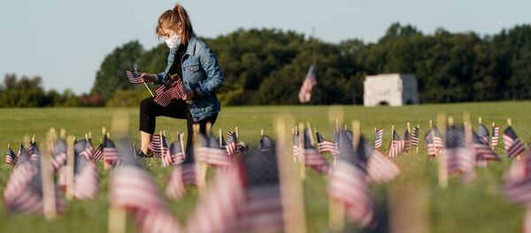  აშშ-ის დროშები COVID-19-ით დაღუპულთა ხსოვნის ნიშნად - Sputnik საქართველო
