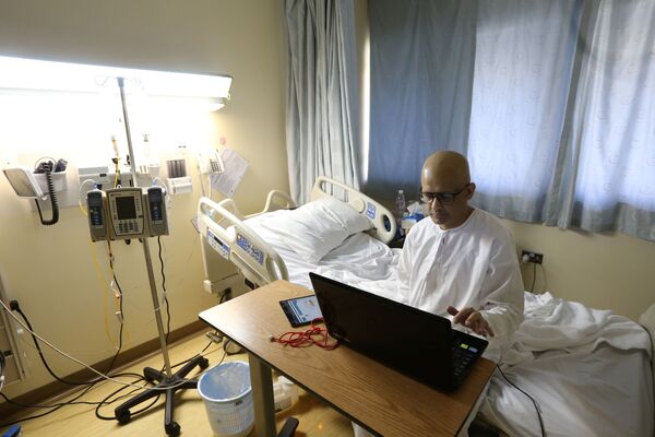А так во время пандемии больной раком Мохаммед аль-Файфи, учитель из Саудовской Аравии, проводит из больницы Эр-Рияда дистанционные уроки арабского языка для своих студентов - Sputnik Грузия