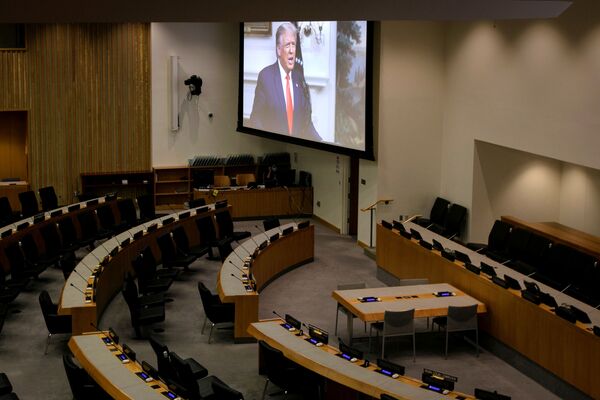 Огромный экран в пустом зале ООН транслирует выступление лидеров разных стран. На фото - идет выступление президента США Дональда Трампа - Sputnik Грузия