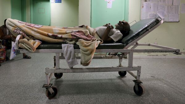 Пандемия коронавируса COVID-19. Пациент ждет осмотра в коридоре больницы в Тель-Авиве, Израиль - Sputnik Грузия