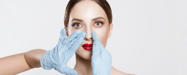 ექიმი სინჯავს ცხვირის მდგომარეობას ექიმი სინჯავს ცხვირის მდგომარეობას - Sputnik საქართველო