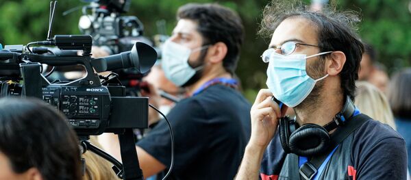 Эпидемия коронавируса. Журналисты в масках - Sputnik Грузия