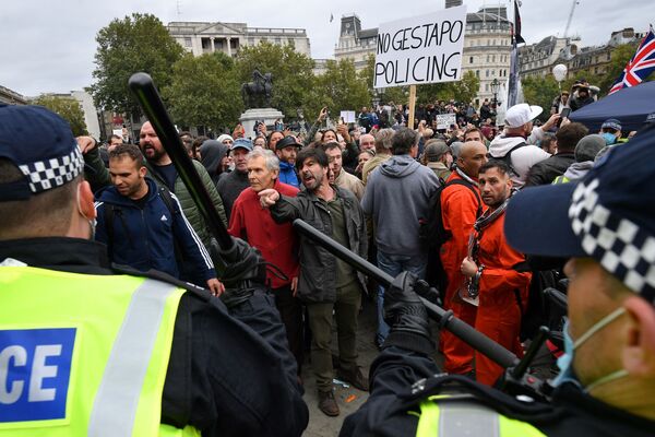 Тем временем в Лондоне протестующие выходят на улицы под лозунгами - Маски - это намордники!, Нет обязательной вакцинации!, Коронавирус это фальсификация! - Sputnik Грузия
