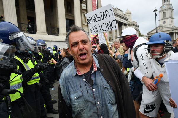 На кадрах с митинга в Лондоне можно увидеть, что участники акции протеста практически не используют маски. Кстати, это служит одним из оснований для разгона таких акций. По заявлению властей, участники демонстраций представляют опасность для окружающих - Sputnik Грузия