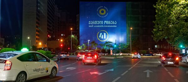Предвыборная символика. Баннер правящей партии Грузинская мечта на пл Саакадзе Предвыборная символика. Баннер правящей партии Грузинская мечта на пл Саакадзе - Sputnik Грузия