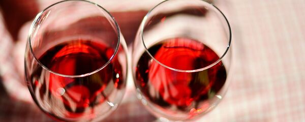 Бокалы с красным вином, архивное фото - Sputnik Грузия