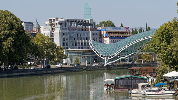 Вид на город Тбилиси - набережная и Мост Мира - Sputnik Грузия