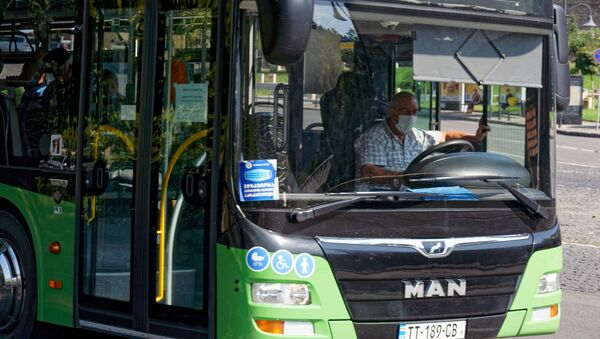 Коронавирус в Грузии - водитель и пассажиры в автобусе в масках - Sputnik Грузия