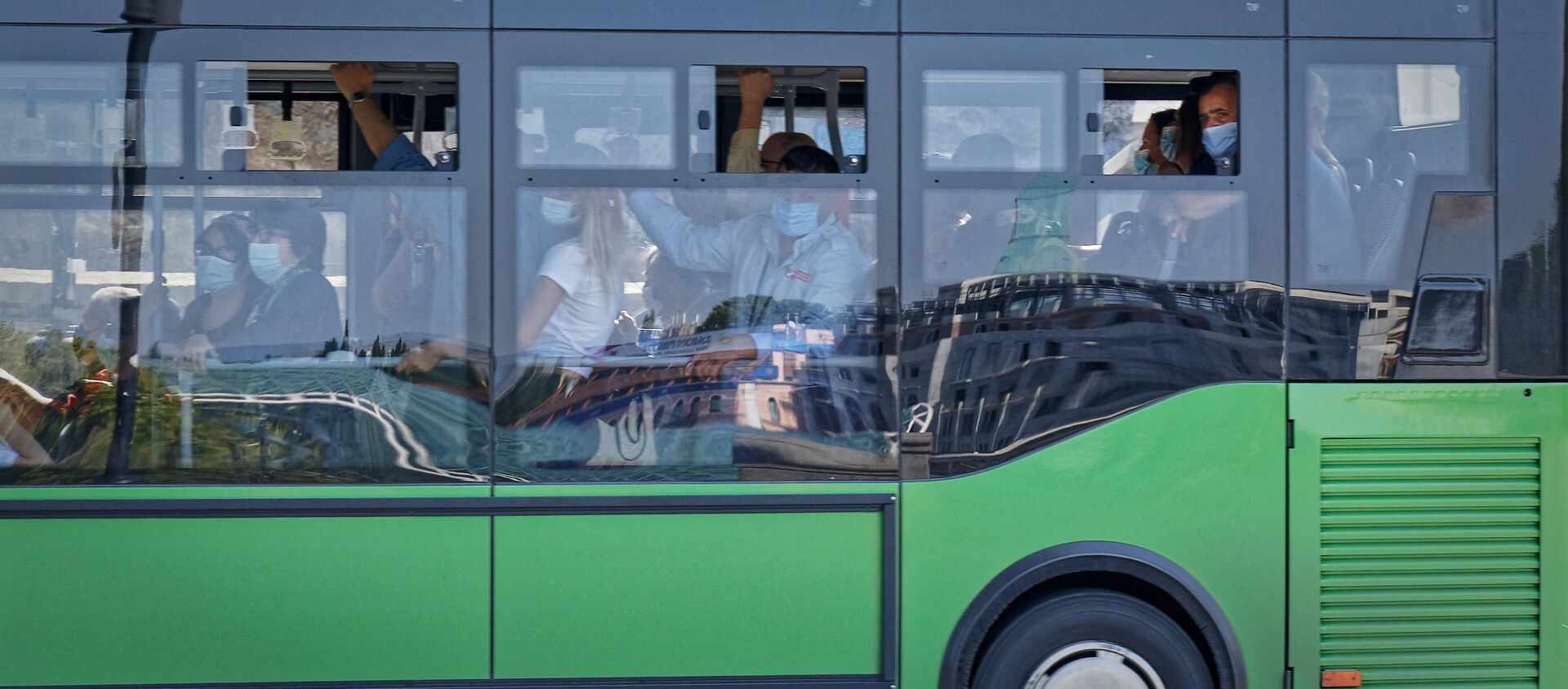 Коронавирус в Грузии - пассажиры в автобусе в масках - Sputnik Грузия, 1920, 13.05.2021