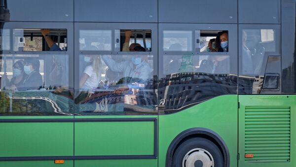 Коронавирус в Грузии - пассажиры в автобусе в масках - Sputnik Грузия