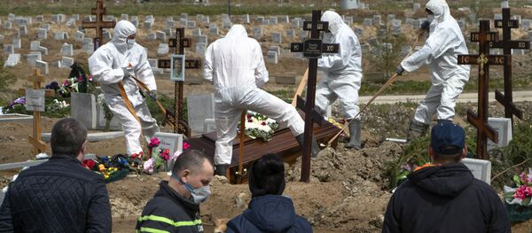 Пандемия коронавируса СOVID 19 - похороны жертв заболевания в Санкт-Петербурге, Россия - Sputnik Грузия