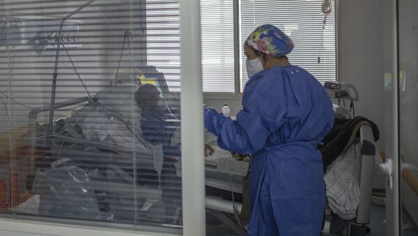 Пандемия коронавируса COVID 19 . Медицинские работники в больнице лечат зараженных пациентов - Sputnik Грузия