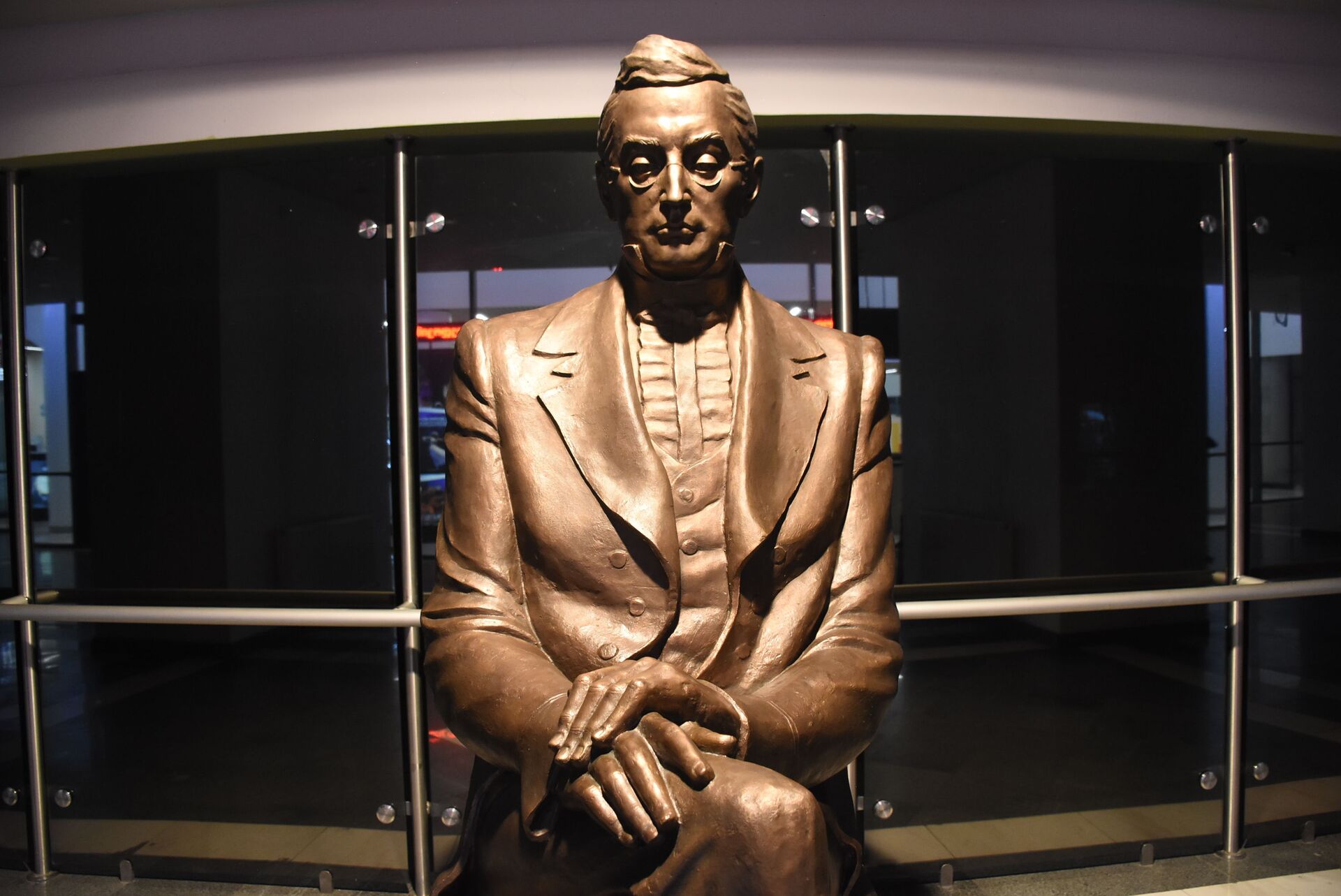 Русский драматический театр им. Грибоедова. Памятник русскому дипломату, поэту, драматургу, пианисту и композитору в театральном холле - Sputnik Грузия, 1920, 01.04.2026